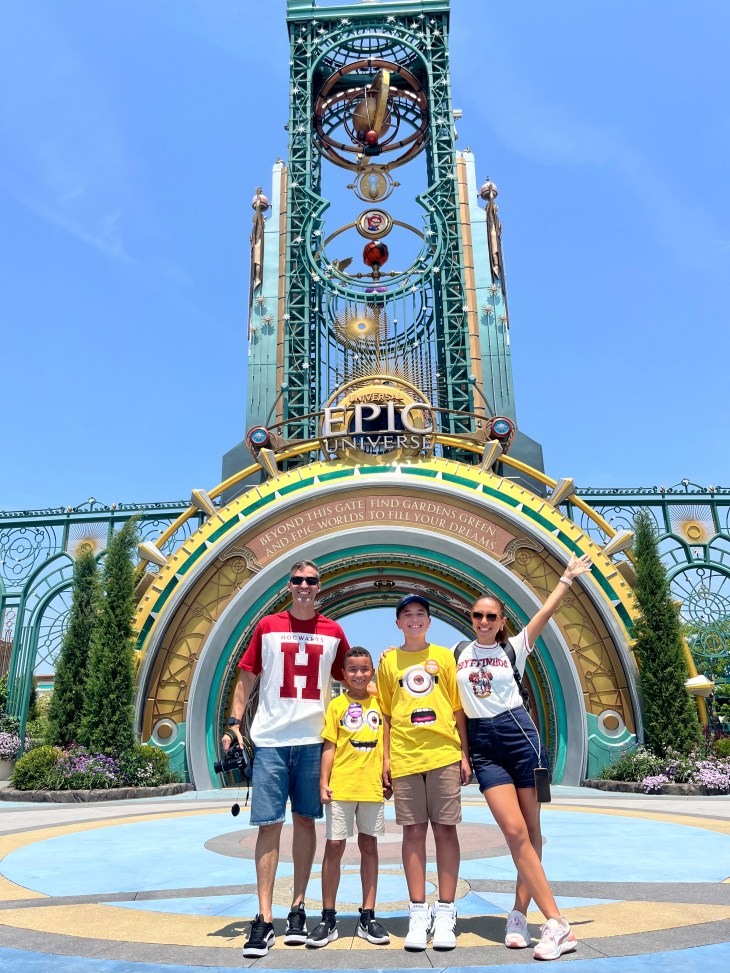 Foto da entrada do parque Epic Universe em Orlando