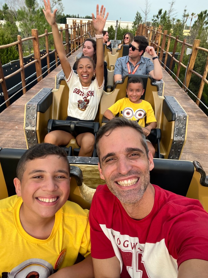 Família na Hiccup’s Wing Gliders no EPIC Universe