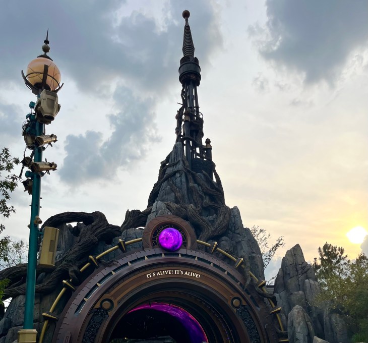 Portal para a área Dark Universe no parque EPIC da Universal em Orlando